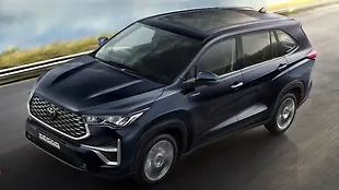 Toyota Innova Hycross Left Front Three Quarter