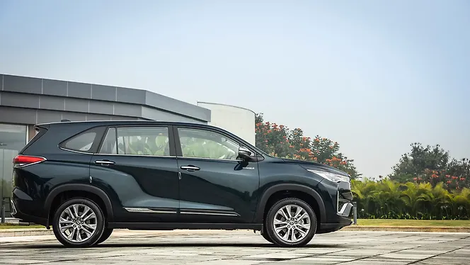 Toyota Innova Hycross Right Side View